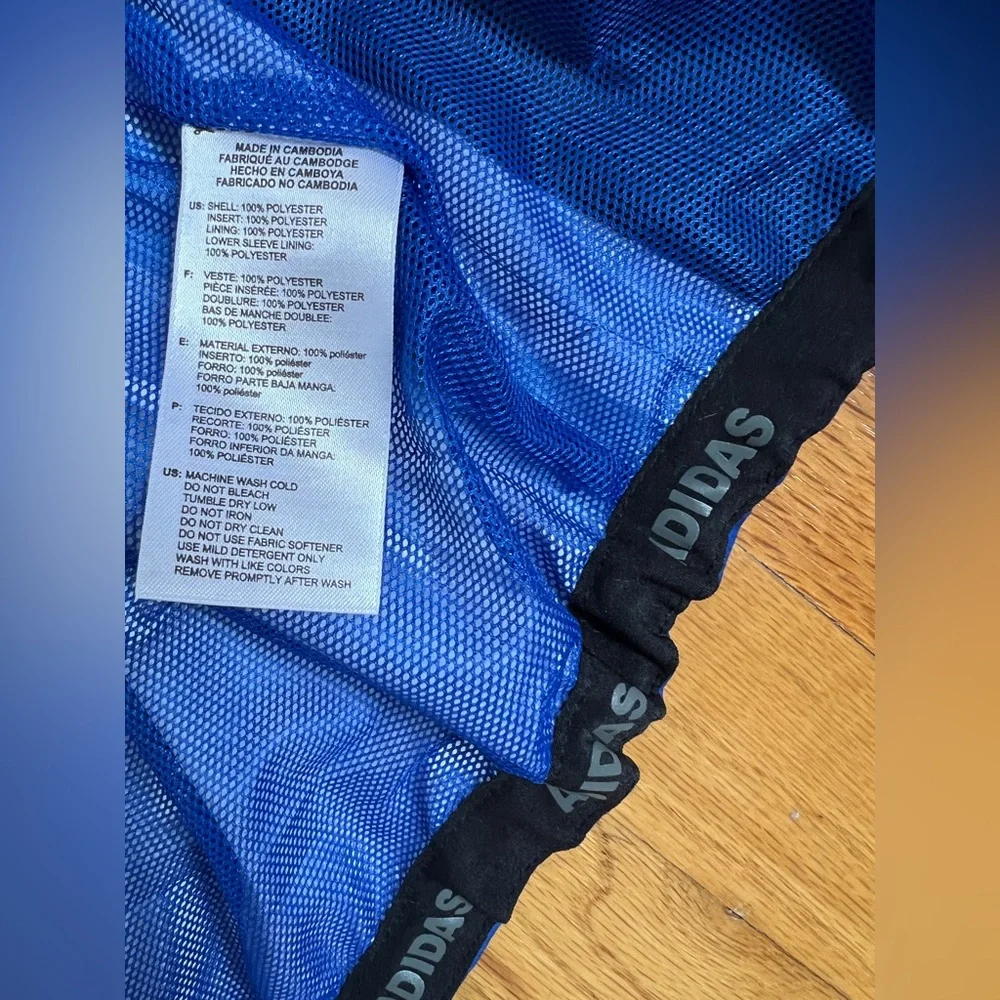 adidas logo left